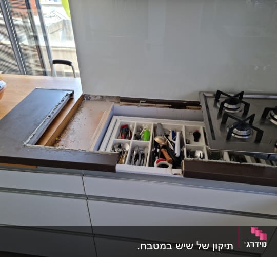 תיקון של שיש במטבח. 